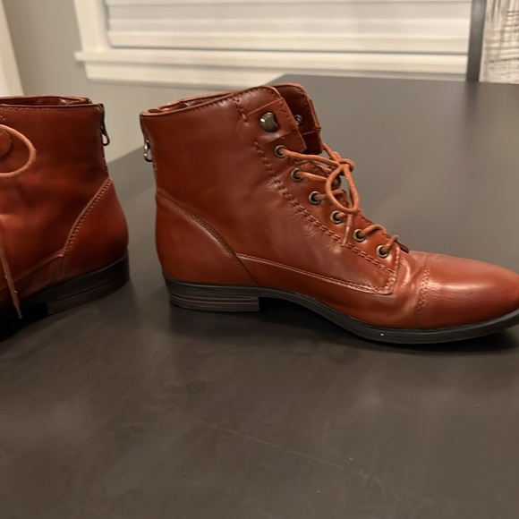 Bass booties in tan Color size 8 M. all vegan material looks like real leather - Picture 4 of 7
